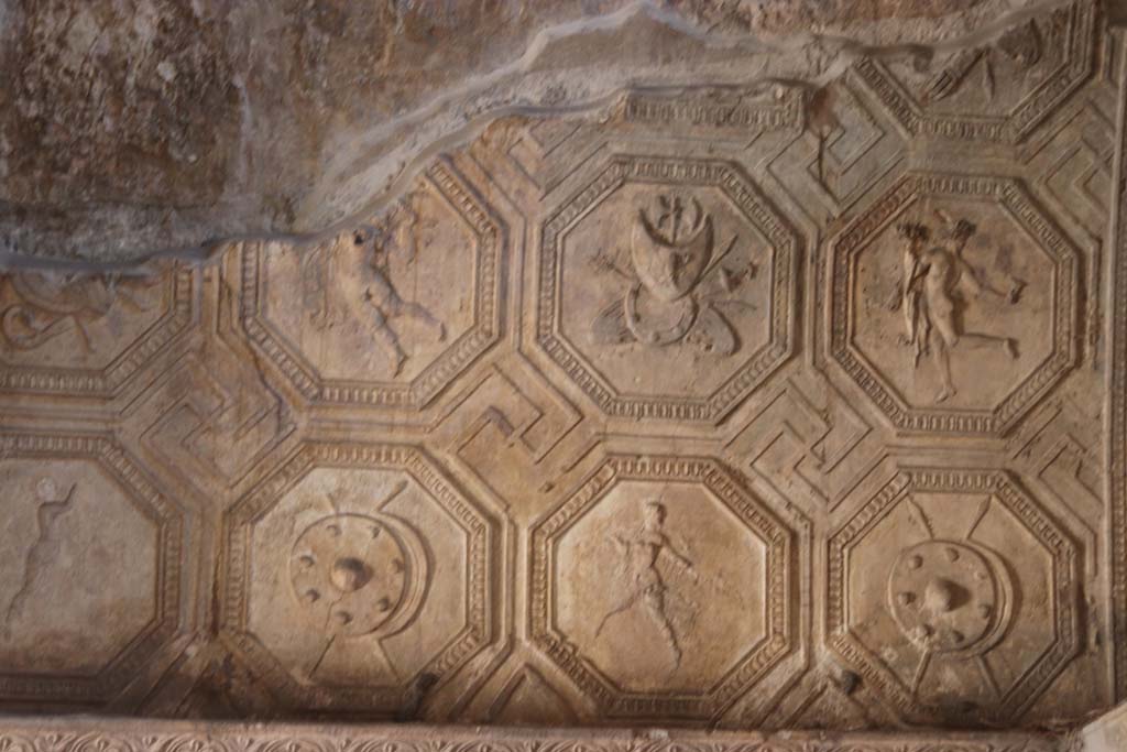 VII.1.8 Pompeii. September 2017. South wall, west end, right side, detail of stucco plaster in men’s changing room 2. 
Photo courtesy of Klaus Heese.
