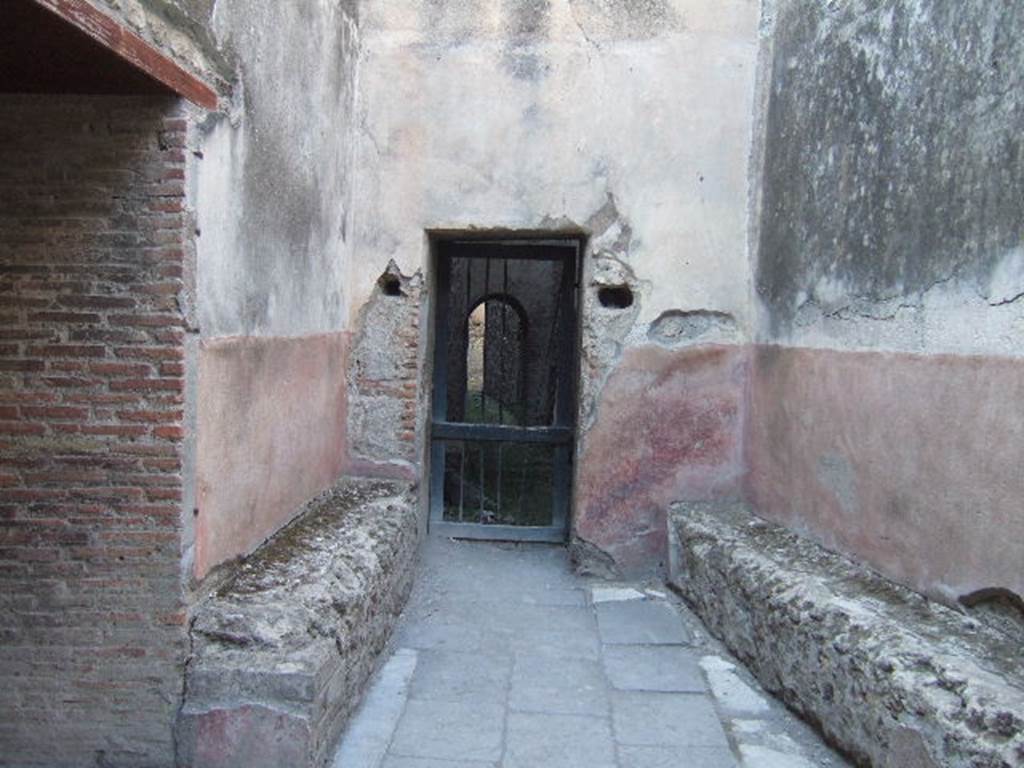 VII.1.8 Pompeii. May 2005. Looking north in men’s waiting room 2a.