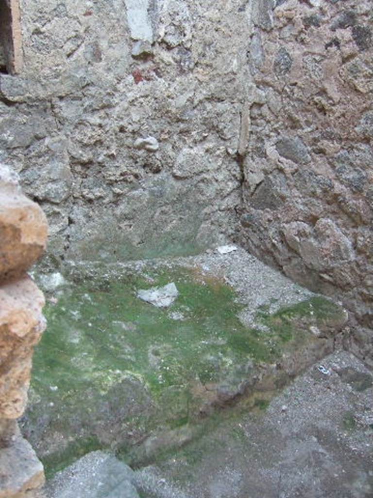 VII.1.8 Pompeii. September 2005. Small room U on south side of corridor J, just inside entrance at VII.1.50. Roof of underground corridor.