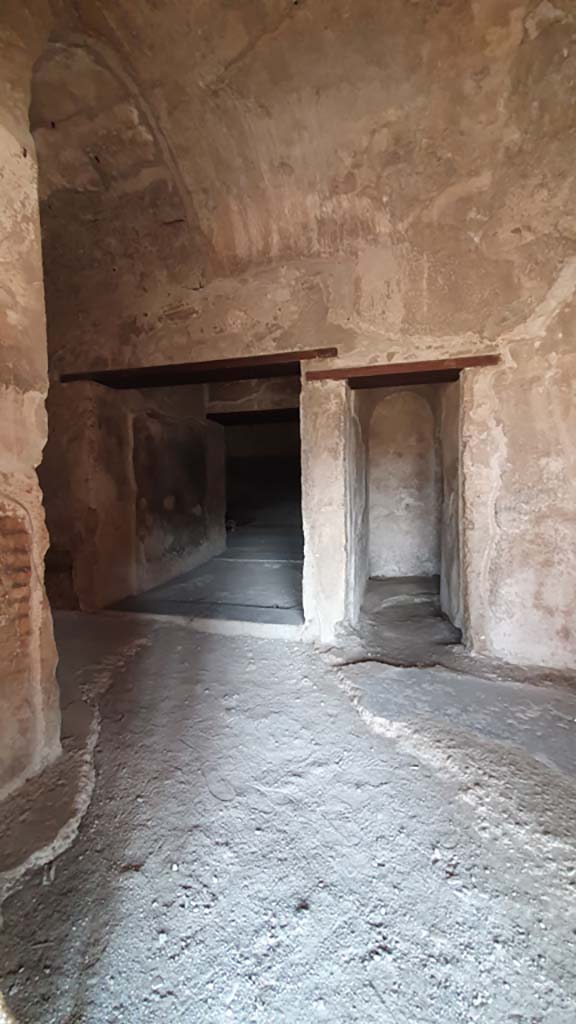 VII.1.8 Pompeii. July 2021. 
Looking north through entrance towards doorways to latrine O and cella P. 
Foto Annette Haug, ERC Grant 681269 DCOR
