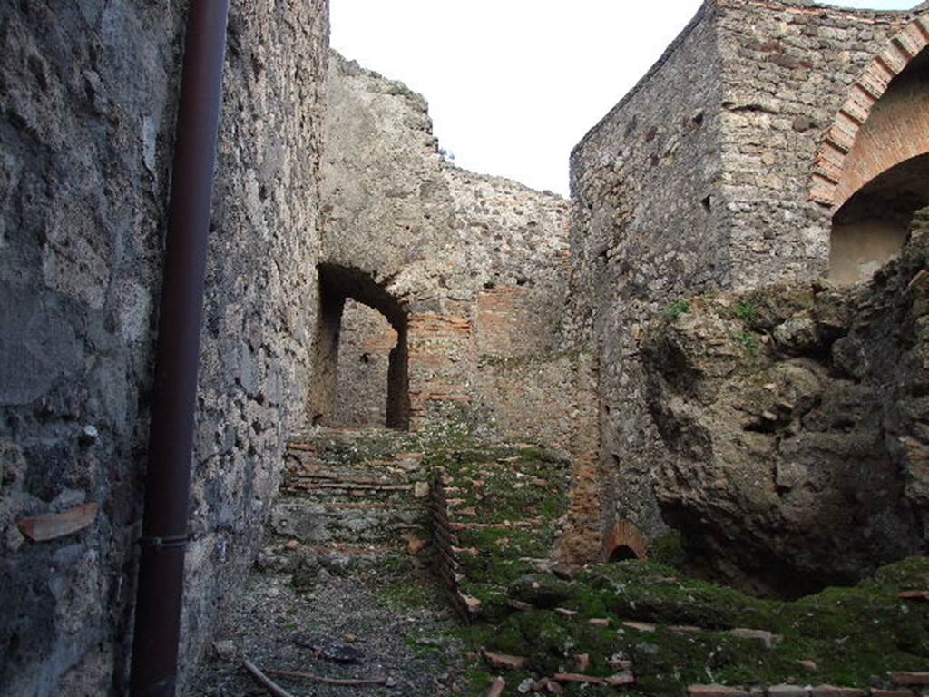 VII.1.8 Pompeii. December 2006. Praefurnium 7 with steps to water tanks 6 and entrance VII.1.15 through arch. 