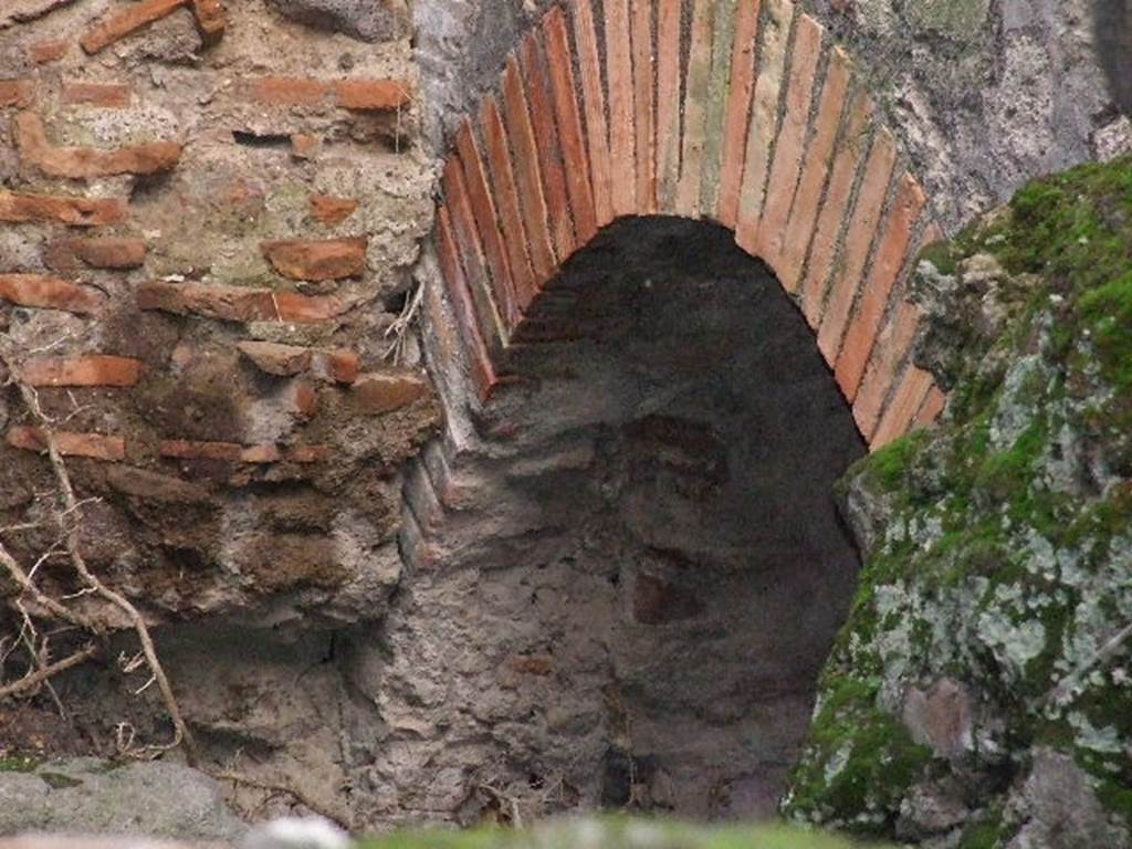 VII.1.8 Pompeii. December 2006. Praefurnium 7, arch for passing heat to the hypocaust.