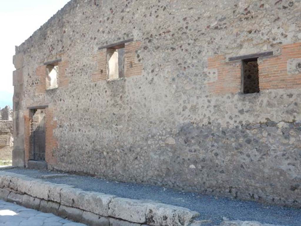 VII.1.14 Pompeii. May 2017. Entrance doorway and side wall of Stabian Baths, on west side of Via Stabiana.  Photo courtesy of Buzz Ferebee.
