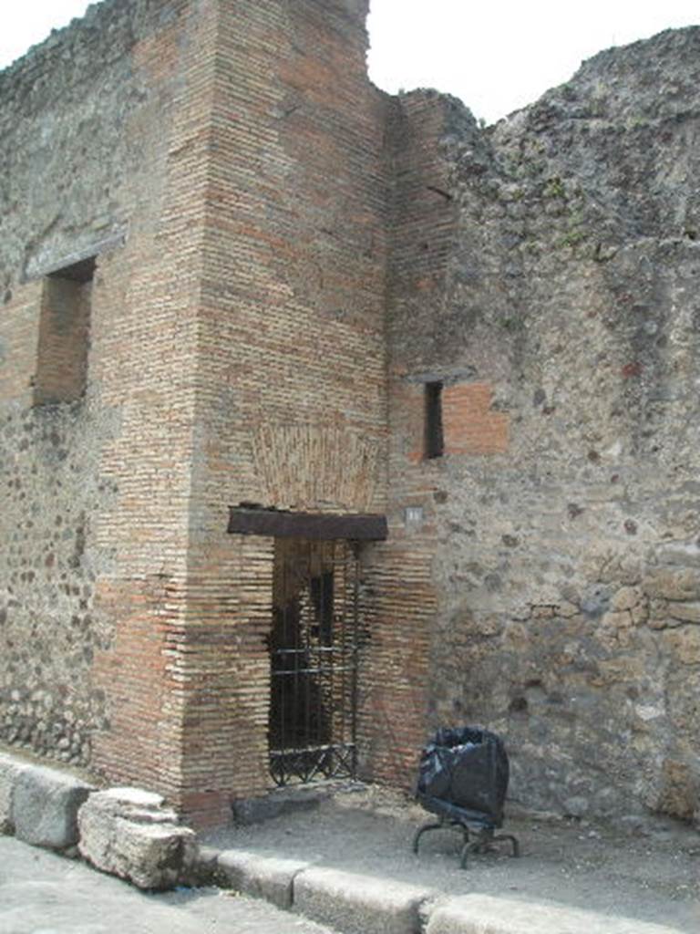 VII.1.15 Pompeii. May 2005. Rear service entrance to Stabian Baths. Graffiti found painted in black, between VII.1.14 and 15, in July 1853, read

Sabinum   [CIL IV 957]

See Pagano, M. and Prisciandaro, R., 2006. Studio sulle provenienze degli oggetti rinvenuti negli scavi borbonici del regno di Napoli.  Naples : Nicola Longobardi. (p.169)
