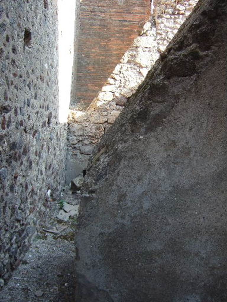 VII.1.15 Pompeii. September 2005. Looking south from entrance doorway.