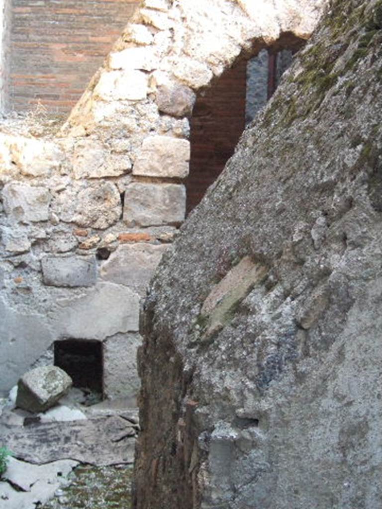 VII.1.15 Pompeii. September 2005. Looking south from entrance doorway.