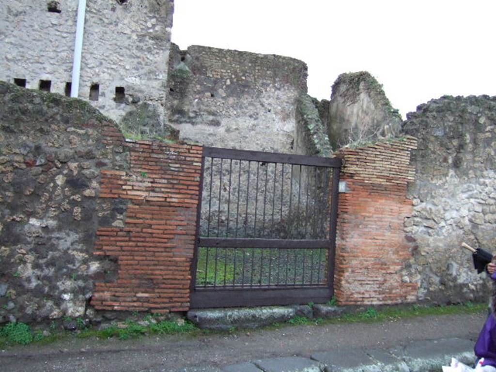 VII.1.16 Pompeii. December 2005. Entrance to workshop.