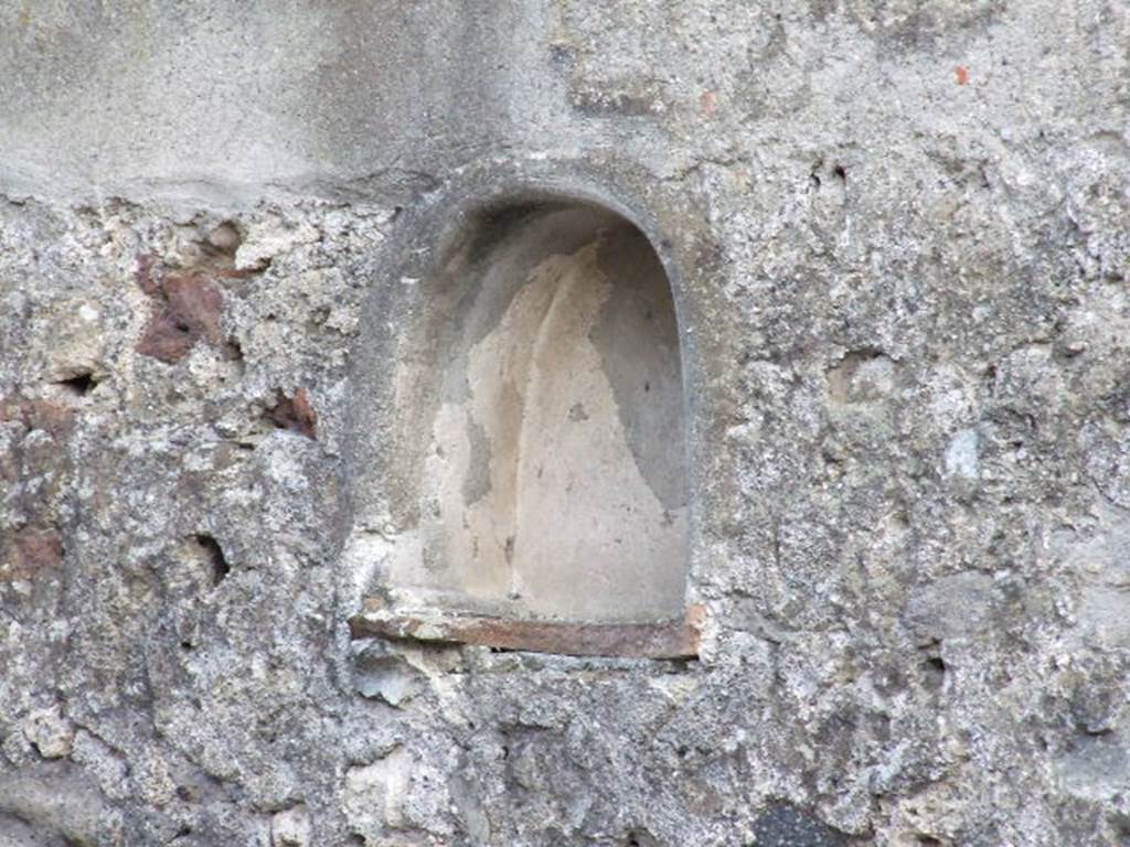 VII.1.49 Pompeii. December 2006. Arched niche in south wall.  Boyce said it was called la nicchia dei Penati, by Fiorelli. See Boyce G. K., 1937. Corpus of the Lararia of Pompeii. Rome: MAAR 14. (p.61) 
See Pappalardo, U., 2001. La Descrizione di Pompei per Giuseppe Fiorelli (1875). Napoli: Massa Editore. (p. 79)
