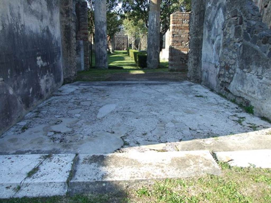 VII.4.31/51 Pompeii. March 2009. Room 23, exedra/tablinum, looking towards north peristyle.