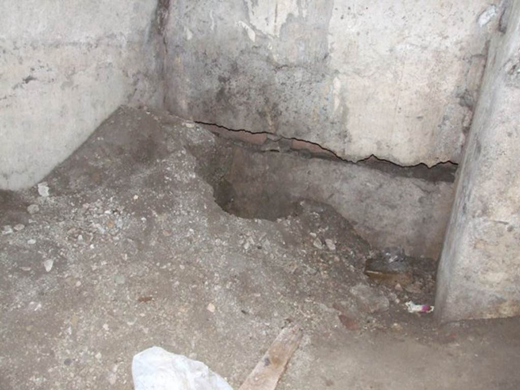 VII.4.31 Pompeii. March 2009. Room 27. Cellar. South Wall.