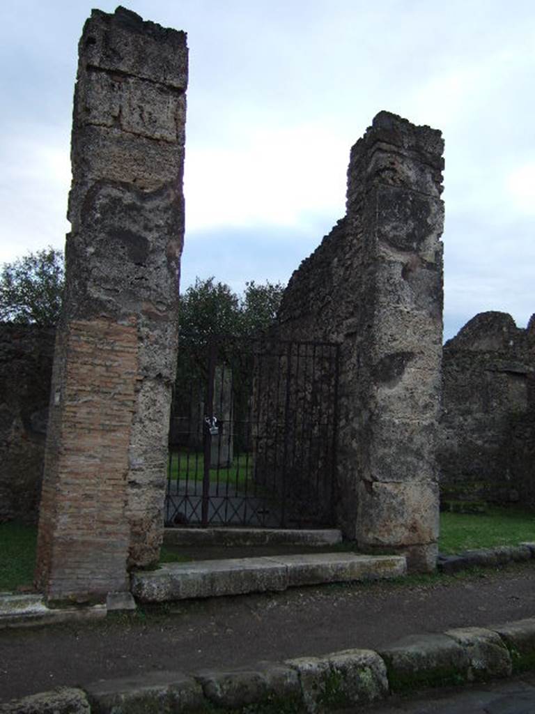 VII.4.31/51 Pompeii. December 2005. Entrance VII.4.51 on Via della Fortuna.