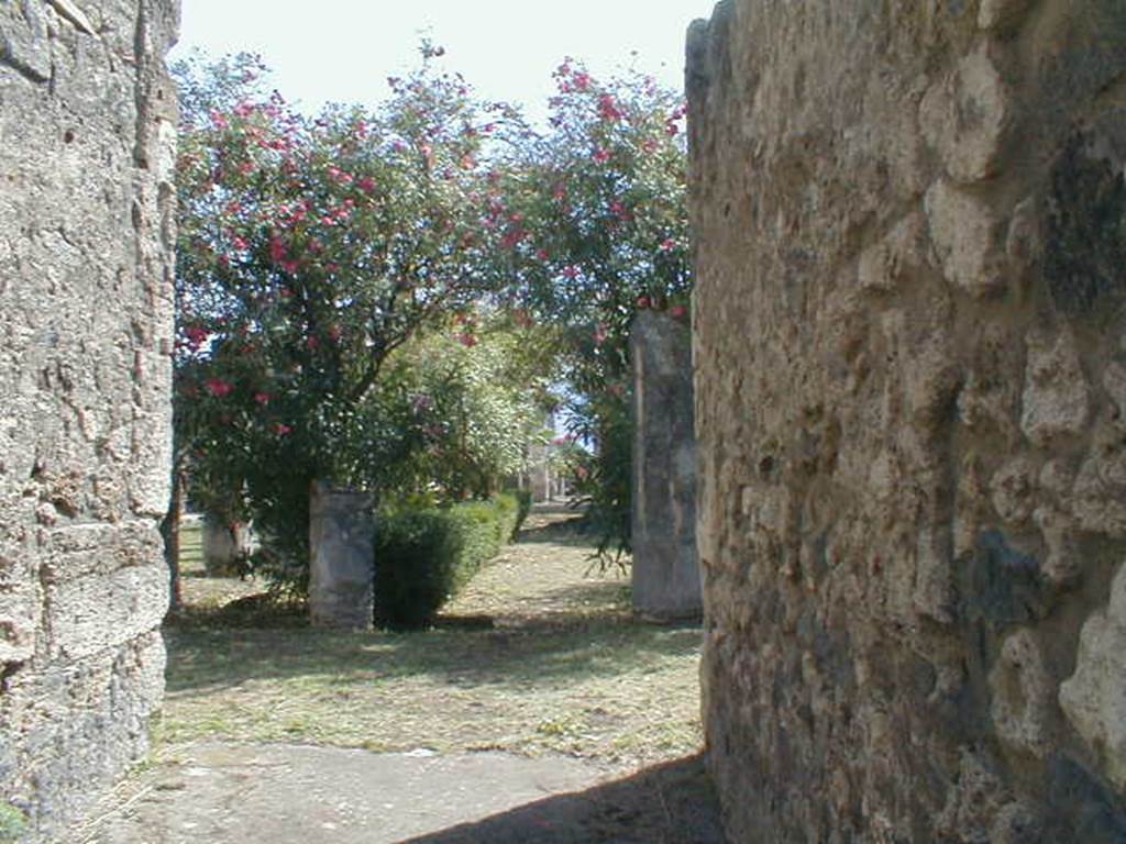 VII.4.31/51 Pompeii. September 2004. Fauces 49. Looking south across the third (north) peristyle, towards the main entrance at VII.4.31.