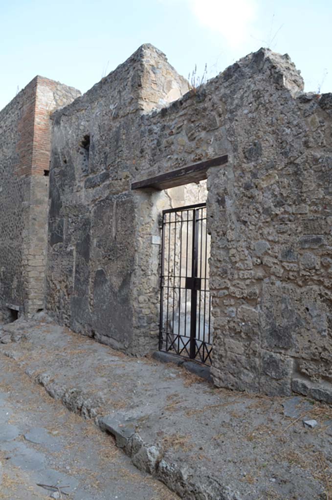 VII.6.38 Pompeii. September 2019.
Looking north towards entrance doorway on Vicolo del Farmacista.
Foto Annette Haug, ERC Grant 681269 DÉCOR.