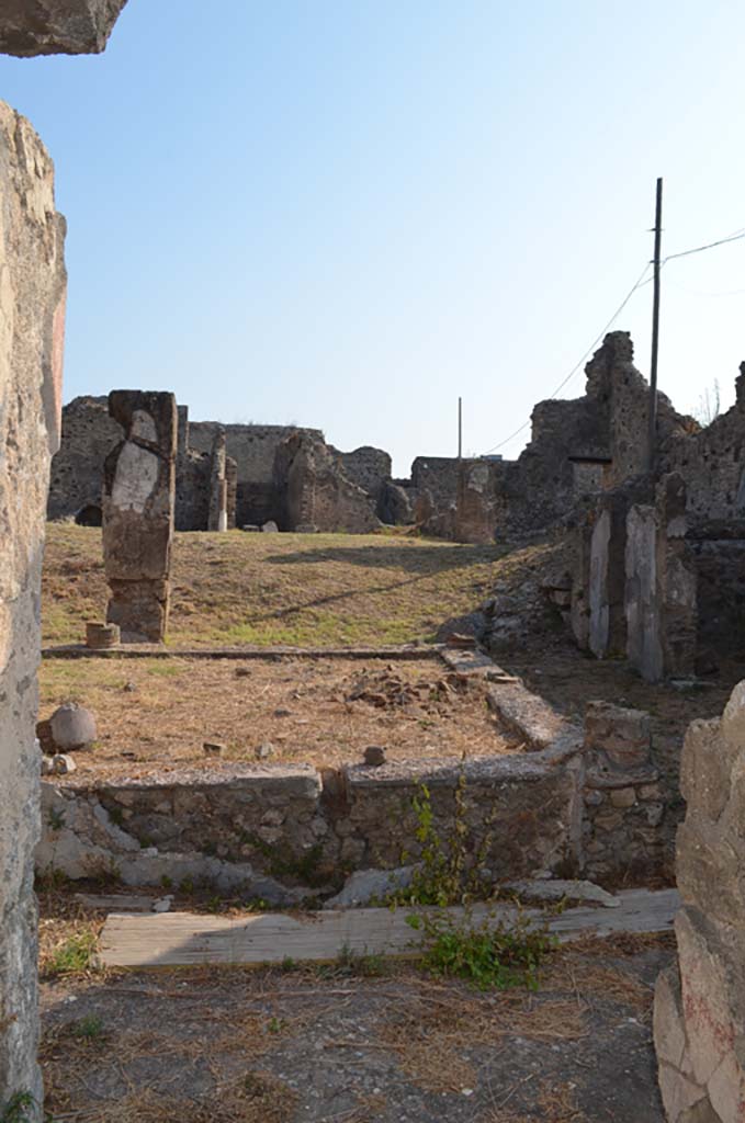 VII 6 38 Pompeii. September 2019.
Looking south-east across portico from entrance corridor/fauces.
Foto Annette Haug, ERC Grant 681269 DÉCOR.