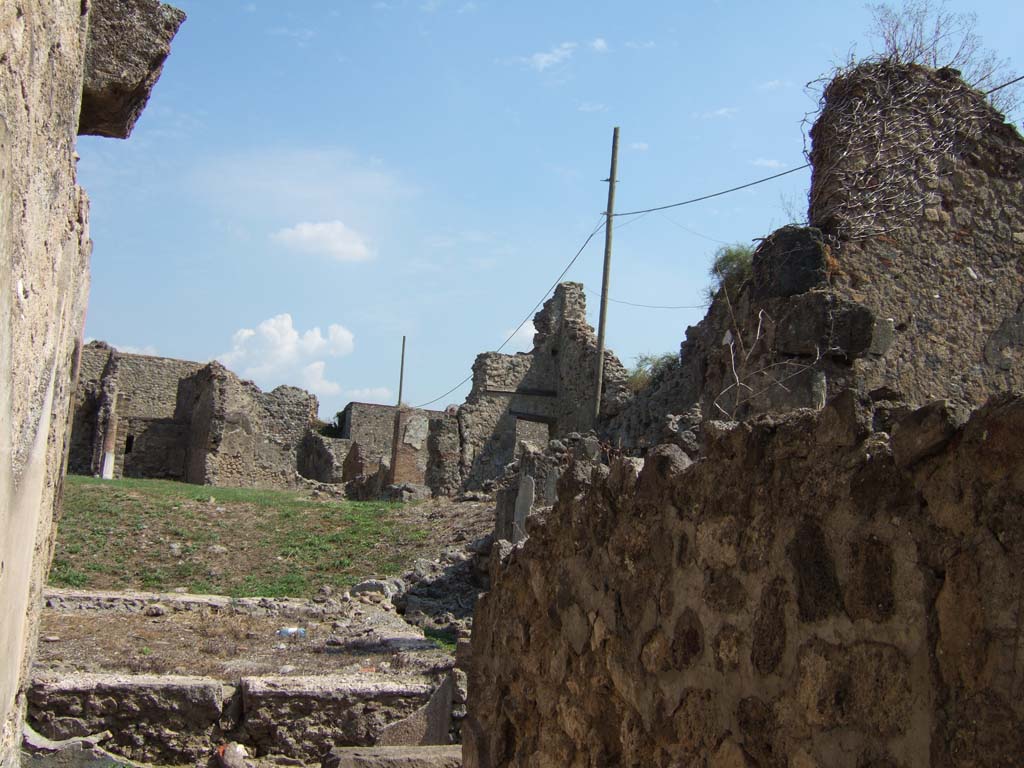 VII.6.38 Pompeii. September 2005. Looking south-east from fauces.