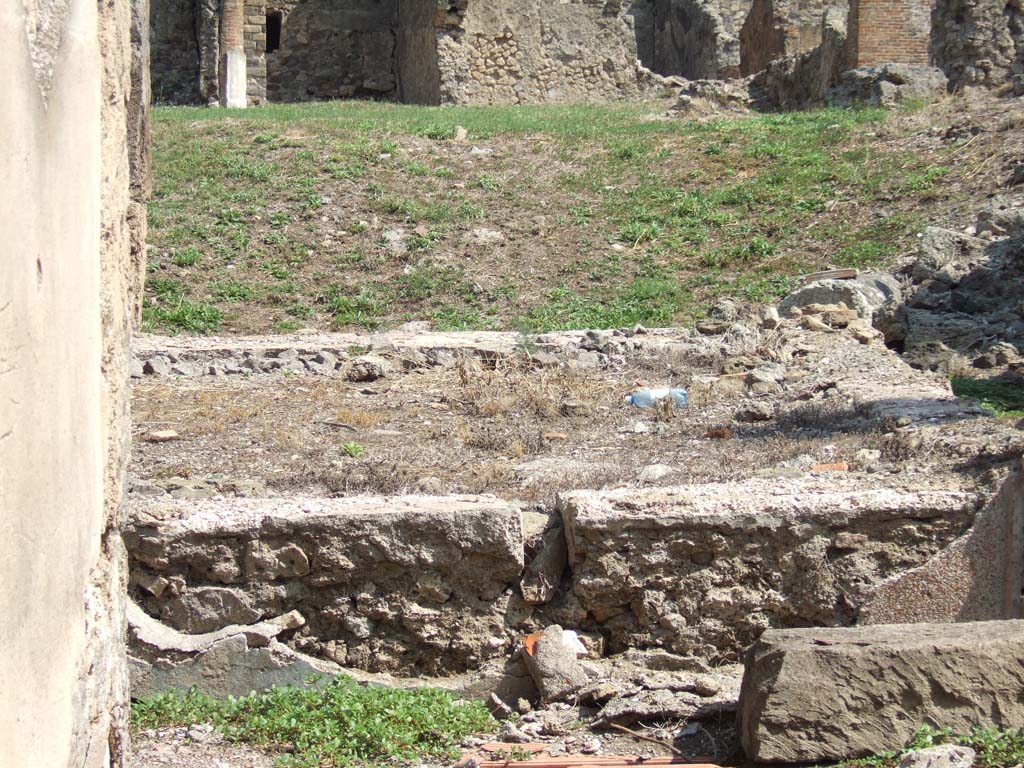 VII.6.38 Pompeii. September 2005. Wall around base of portico.
Found in March 1761 in this area, was a bronze seal/stamp with the wording –
Cipi Pamphili//
Felix     [CIL X 8058, 19]   
Now in Naples Archaeological Museum, inventory number 4733.
See Pagano, M. and Prisciandaro, R., 2006. Studio sulle provenienze degli oggetti rinvenuti negli scavi borbonici del regno di Napoli. Naples: Nicola Longobardi.  
(p. 38)
This seal/stamp is illustrated in Part II of the same book, entitled Rami inediti, fig.30a-b on page 333.

