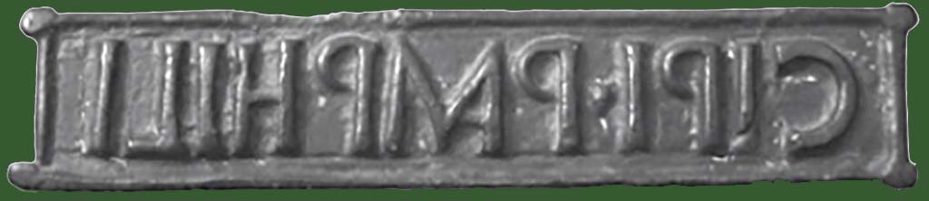 VII.6.38 Pompeii. Found 18th March 1761 was a bronze seal/stamp of Cipius Pamphilus Felix.
On this side is CIPI PAMPHILI.
Now in Naples Archaeological Museum. Inventory number 4733.