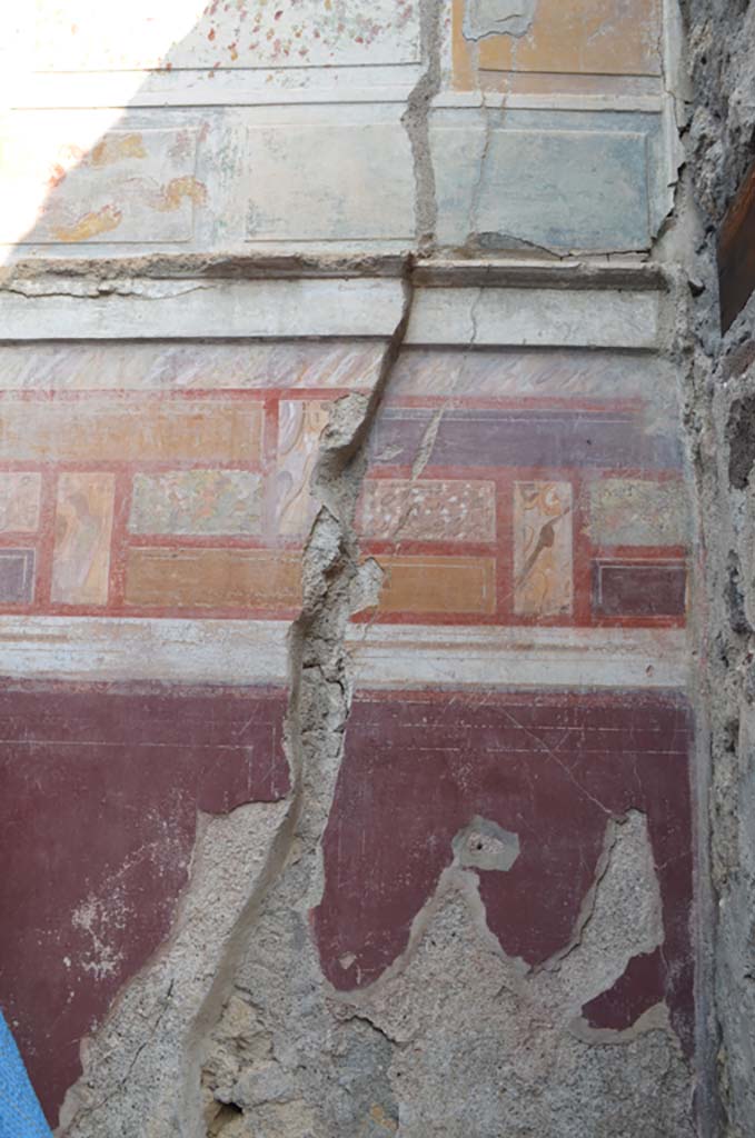VII 6 38 Pompeii. September 2019. Room 29, detail of north wall in north-east corner.
Foto Annette Haug, ERC Grant 681269 DÉCOR.
