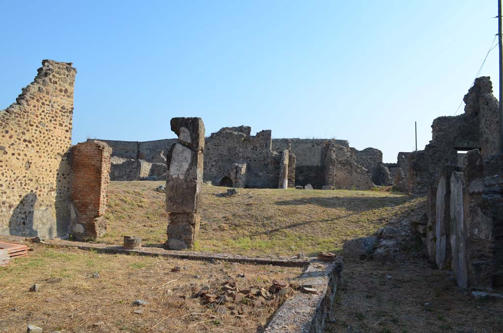 VII.6.38 Pompeii. September 2019.
Looking north-east across portico towards site of exedra/oecus or tablinum, across centre, and VII.6.7 and VII.6.28 at the rear.
On the right are doorways into room 27.
Foto Annette Haug, ERC Grant 681269 DÉCOR.