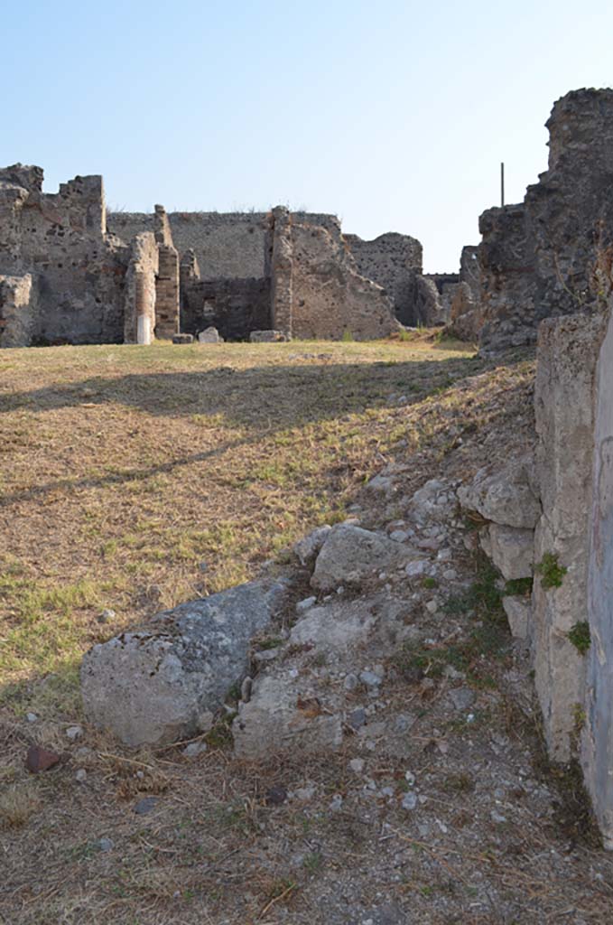 VII 6 38 Pompeii. September 2019.
Looking east from south-east corner of portico. At the rear is VII.6.28.
Foto Annette Haug, ERC Grant 681269 DÉCOR.