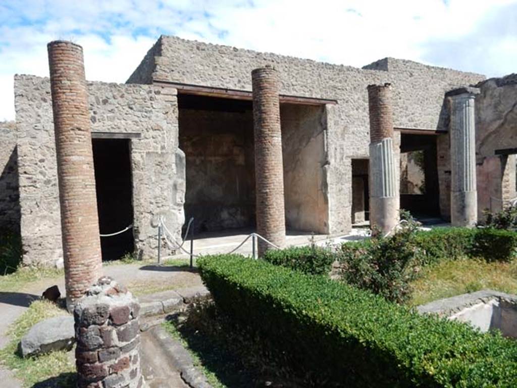 VII.7.5, Pompeii. May 2018. North side of peristyle, with doorways to rooms y, x, u, corridor to rear, and q.
Photo courtesy of Buzz Ferebee.