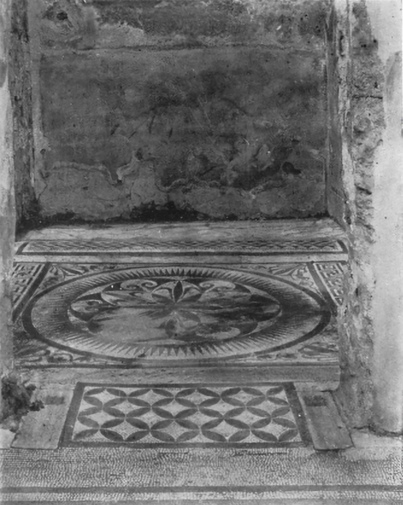 VII.7.5 Pompeii. c.1930.
Cubiculum (x), looking across flooring and emblema, forming the centre for a cubiculum at the rear of the peristyle of VII.7.5.
This group belongs to the period of Hellenistic influence, though perhaps laid at a later time. (p.81)
See Blake, M., (1930). The pavements of the Roman Buildings of the Republic and Early Empire. Rome, MAAR, 8, (p.81,85,89 & Pl.23, tav.1.)