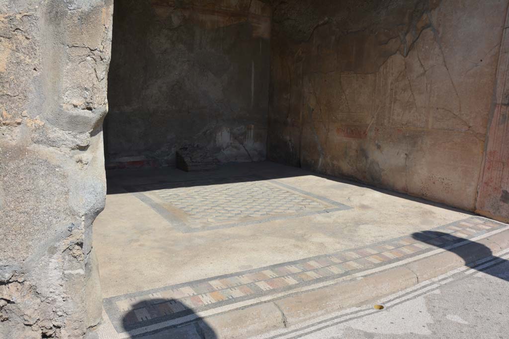VII.7.5 Pompeii. September 2019. Exedra (u), looking north-east across flooring from north portico.
Foto Annette Haug, ERC Grant 681269 DÉCOR.