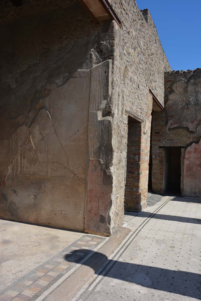 VII.7.5 Pompeii. September 2019.
Exedra (u), looking towards south end of east wall, and north portico.
Foto Annette Haug, ERC Grant 681269 DÉCOR.