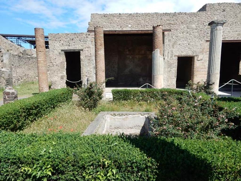 VII.7.5, Pompeii. May 2018. Looking north across peristyle towards room (u) in centre. Photo courtesy of Buzz Ferebee.