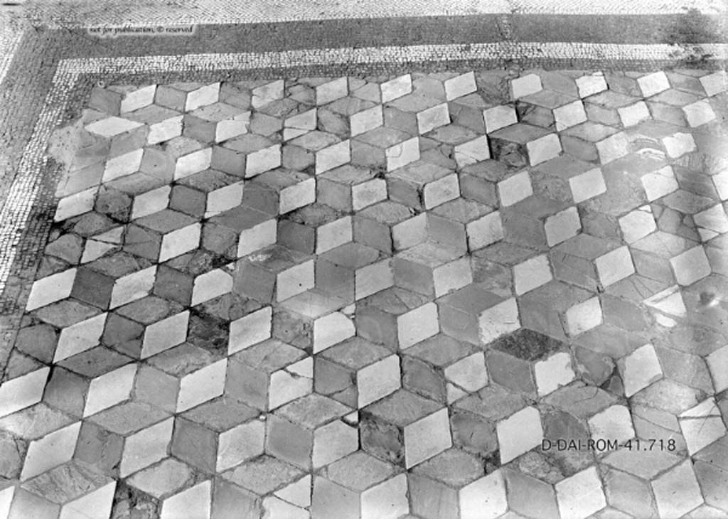 VII.7.5 Pompeii. c.1930. Exedra (u), detail of mosaic floor with tiles in the centre in the form of cubes
DAIR 41.718. Photo © Deutsches Archäologisches Institut, Abteilung Rom, Arkiv.
See Pernice, E. 1938. Pavimente und Figürliche Mosaiken: Die Hellenistische Kunst in Pompeji, Band VI. Berlin: de Gruyter, (tav. 37.4, above.)