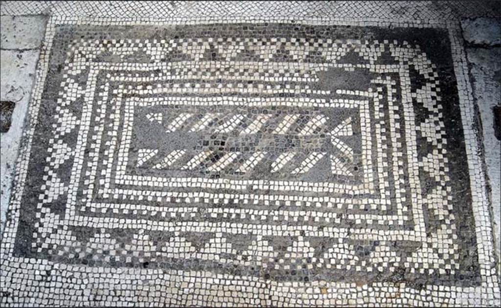VII.7.5 Pompeii. 2014. Room (r), mosaic floor in threshold to peristyle (l).