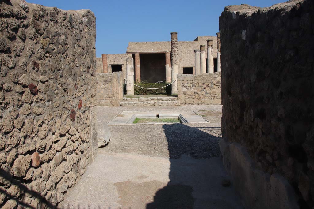 VII.7.5 Pompeii. September 2017. Looking north from entrance corridor towards atrium.
Photo courtesy of Klaus Heese.