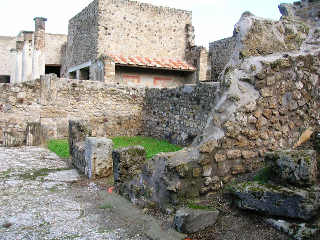 VII.7.5 Pompeii. November 2012. Rooms (h) ala, room g (in centre) (f) (on right) on east side of atrium.
Photo courtesy of Mentnafunangann, see Wikimedia.
This file is licensed under the Creative Commons Attribution-Share Alike 3.0 Unported licence.