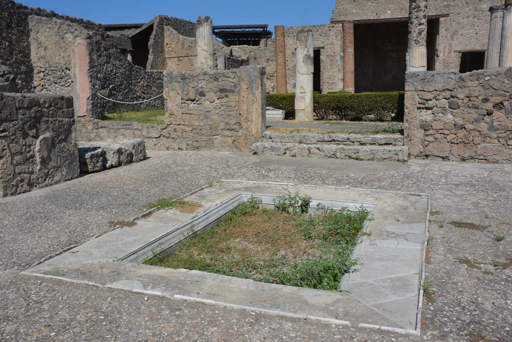 VII.7.5 Pompeii. September 2019. Looking north-west across atrium towards west ala (e ), on left.
Foto Annette Haug, ERC Grant 681269 DÉCOR.