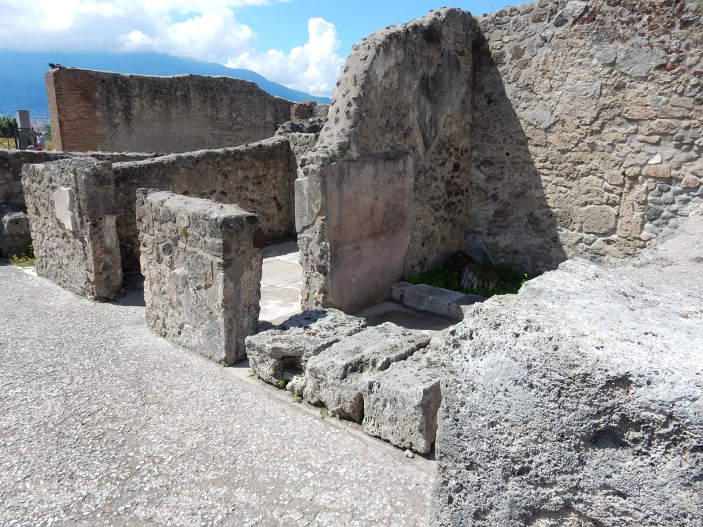 VII.7.5 Pompeii, May 2018.
Looking south-west across west side of atrium, doorways to rooms (c), (d) with ala (e), on right. Photo courtesy of Buzz Ferebee.