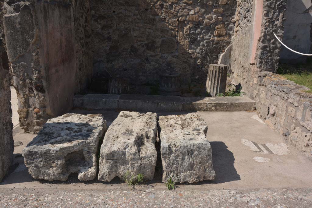 VII.7.5 Pompeii. September 2019. Looking west into ala (e ) from atrium, with doorway in south wall into room (d), on left.
Foto Annette Haug, ERC Grant 681269 DÉCOR.