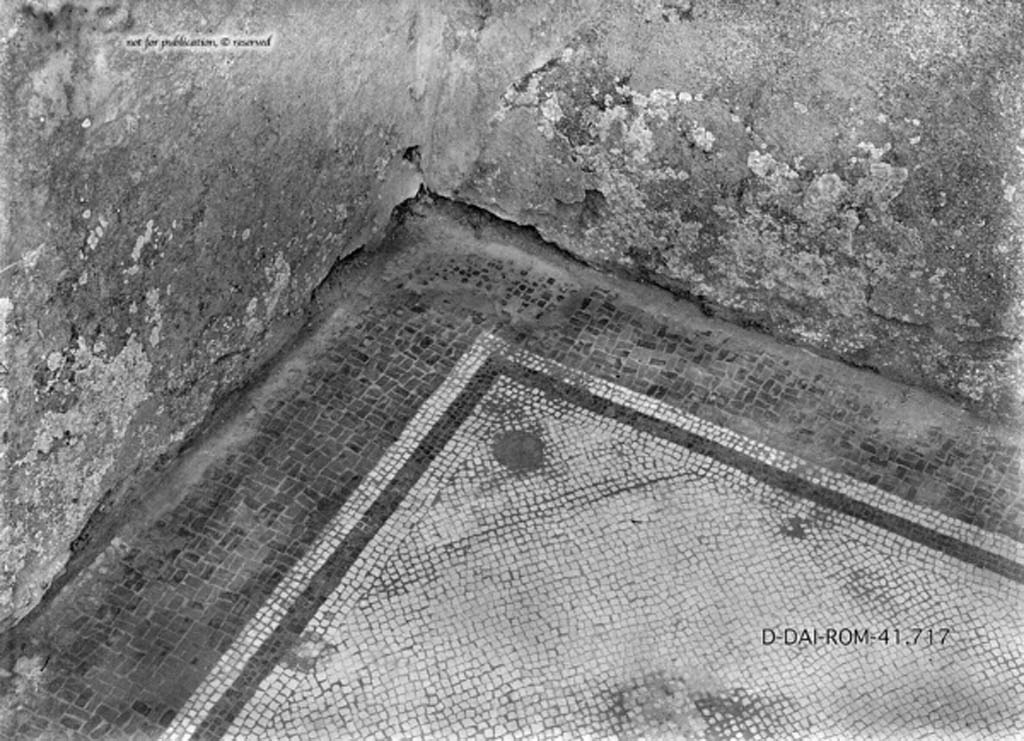 VII.7.5 Pompeii. c.1930. Room d, mosaic flooring in room in centre of west side of atrium.
DAIR 41.717. Photo © Deutsches Archäologisches Institut, Abteilung Rom, Arkiv.
See Pernice, E. 1938. Pavimente und Figürliche Mosaiken: Die Hellenistische Kunst in Pompeji, Band VI. Berlin: de Gruyter, (tav. 37.2, above.)