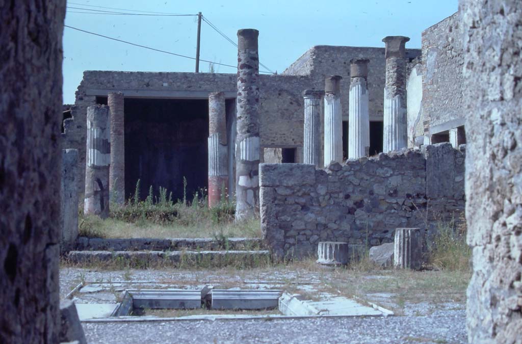 VII.7.5 Pompeii. 7th August 1976. Looking north across impluvium in atrium (b), towards peristyle (l).
Photo courtesy of Rick Bauer, from Dr George Fay’s slides collection.