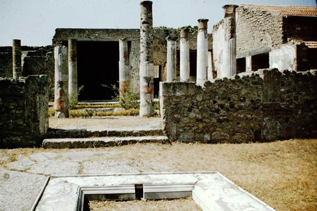 VII.7.5 Pompeii. 1957. Looking north across impluvium in atrium (b), towards peristyle (l).
Photo by Stanley A. Jashemski.
Source: The Wilhelmina and Stanley A. Jashemski archive in the University of Maryland Library, Special Collections (See collection page) and made available under the Creative Commons Attribution-Non Commercial License v.4. See Licence and use details.
J57f0406