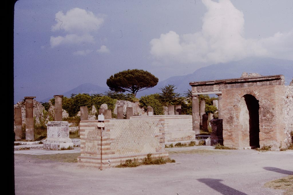 VII.8 Pompeii. 1964. Looking towards south-east corner of Forum. Photo by Stanley A. Jashemski.
Source: The Wilhelmina and Stanley A. Jashemski archive in the University of Maryland Library, Special Collections (See collection page) and made available under the Creative Commons Attribution-Non-Commercial License v.4. See Licence and use details.
J64f1382
