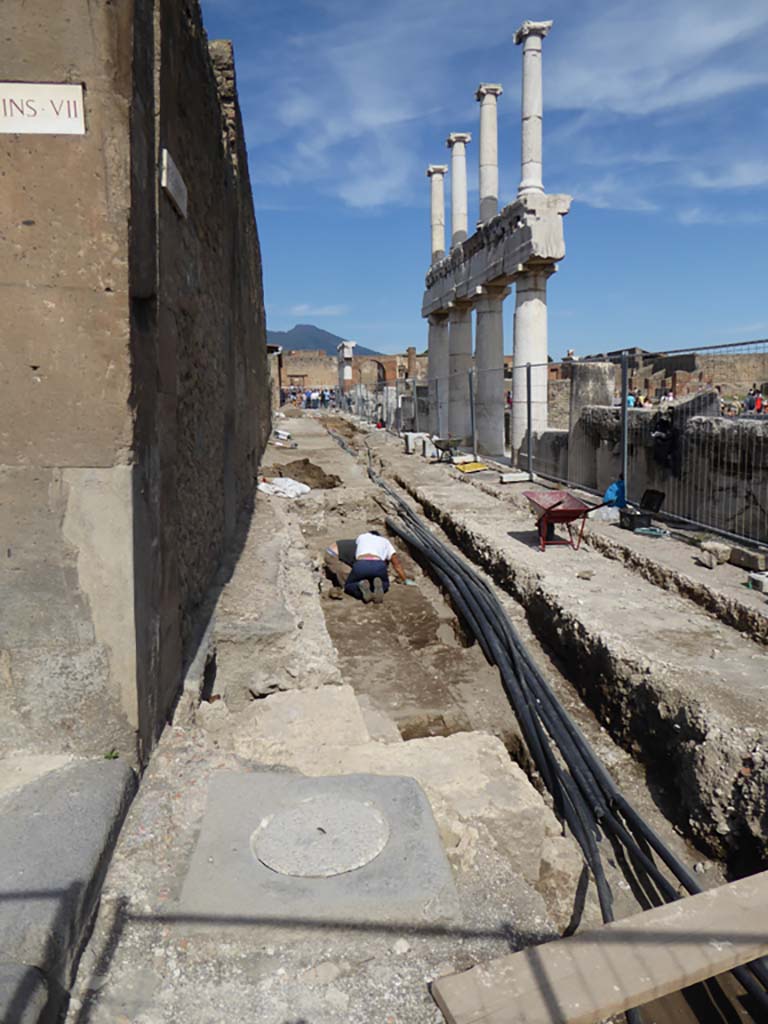 VII.8 Pompeii Forum. September 2015.  Looking north along west side of Forum portico.
Foto Annette Haug, ERC Grant 681269 DÉCOR.

