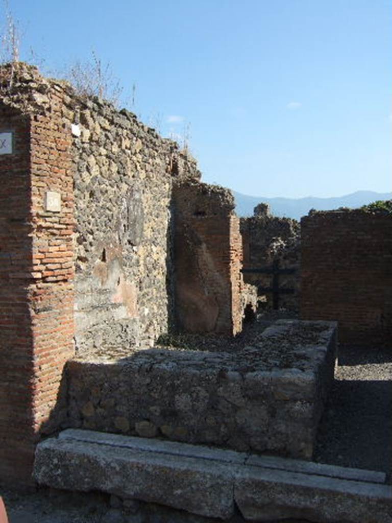 VII.9.30 Pompeii. September 2005. Looking south across two-sided counter.