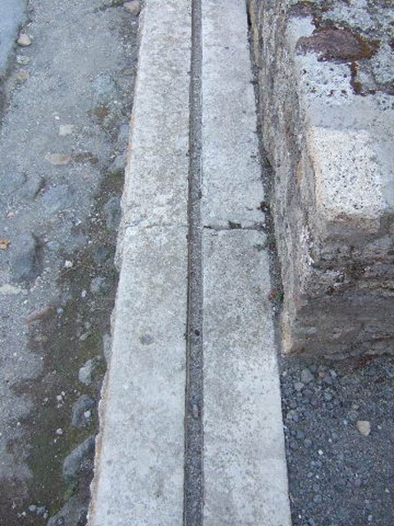 VII.9.30 Pompeii.  September 2005.  Groove in marble sill for shutter.

