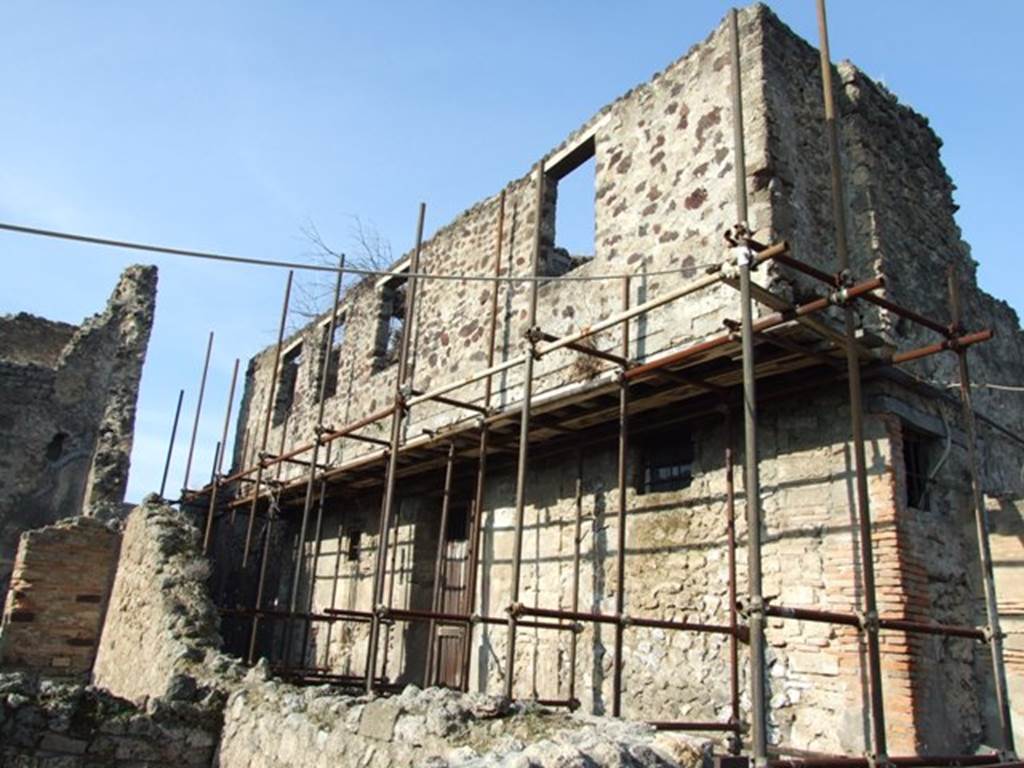 VII.12.28 Pompeii. Casa del Balcone Pensile or House of the Hanging Balcony.  December 2007.