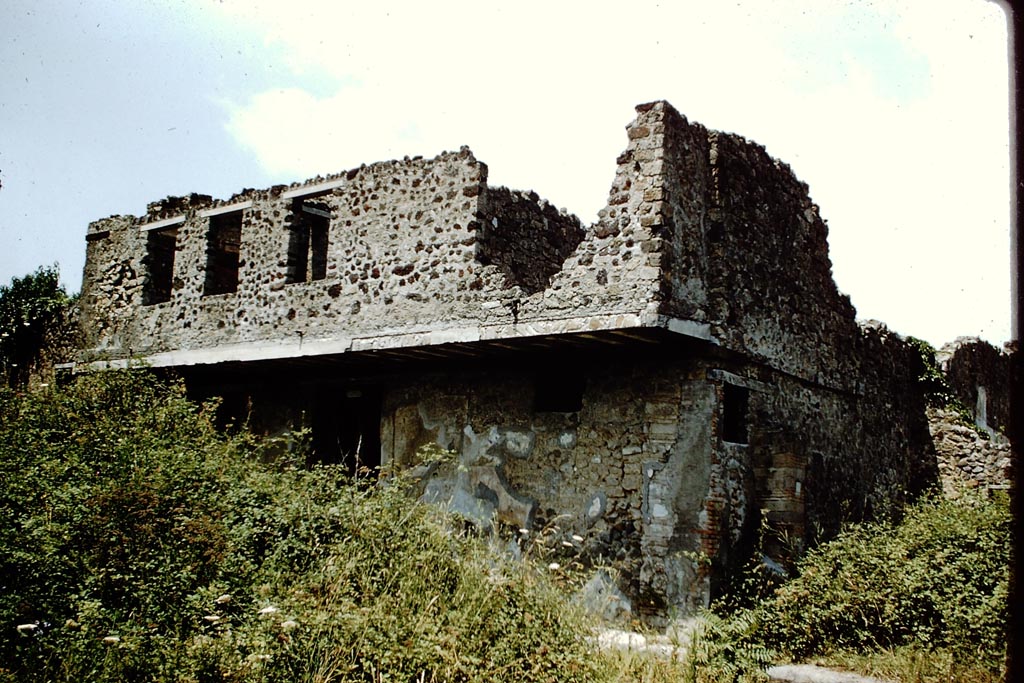 VII.12.28 Pompeii. 1959. Looking north-west on Vicolo del Balcone Pensile. Photo by Stanley A. Jashemski.
Source: The Wilhelmina and Stanley A. Jashemski archive in the University of Maryland Library, Special Collections (See collection page) and made available under the Creative Commons Attribution-Non-Commercial License v.4. See Licence and use details.
J59f0105
