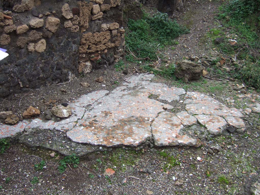VII.12.35 Pompeii. December 2005. Remains of floor in room (a).