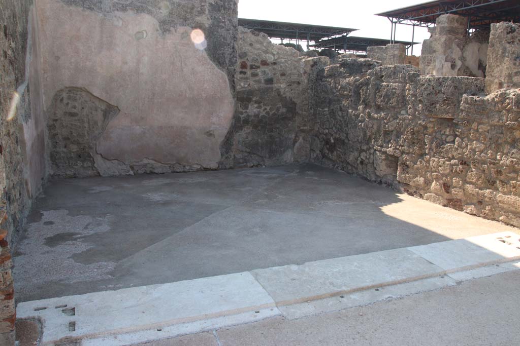 VII.15.2 Pompeii. September 2017. Looking south from area at rear of tablinum, into dining room on east side of tablinum. Photo courtesy of Klaus Heese.
1357 Pompeji - VII.15.2 - Casa del Marinaio - Ostseite des Tablinums. September 2017.