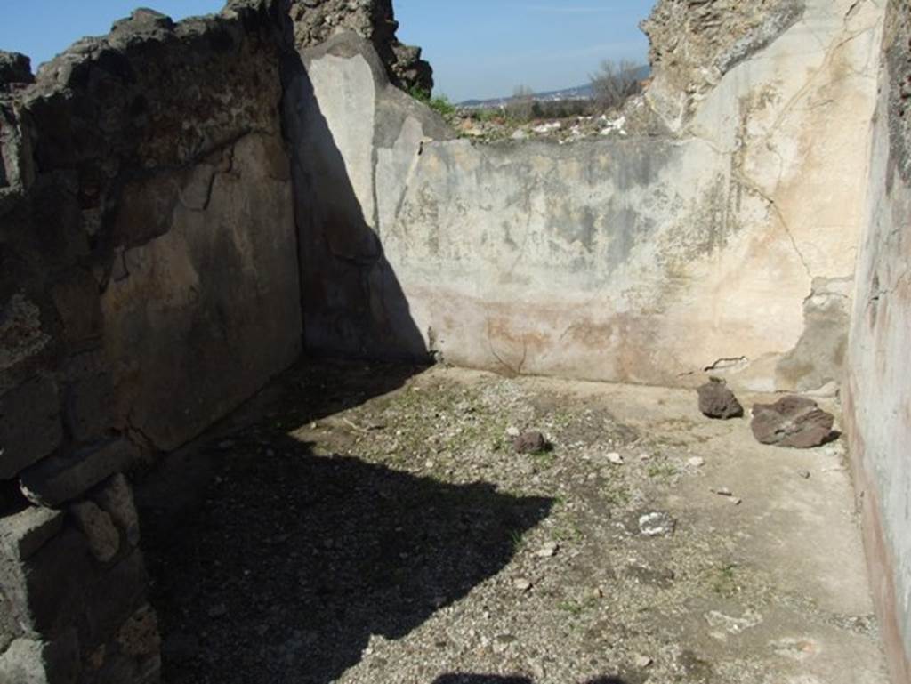 VII.15.2 Pompeii. March 2009. Tepidarium. This room was simply heated by warm air channelled into it from the caldarium through an opening in the common wall. The wall decoration of the tepidarium was Third style on a black ground. No further details were recorded, and now the wall decoration has faded.
