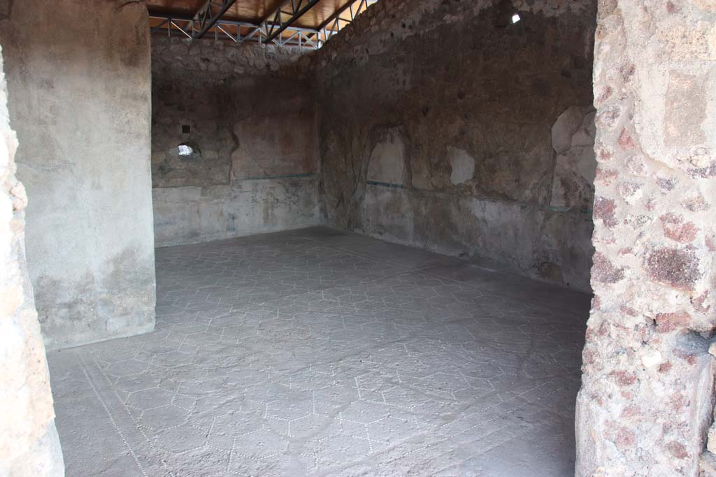VII.15.2 Pompeii. September 2017. Looking north through doorway into apodyterium, or exedra/lounging room.
Photo courtesy of Klaus Heese.