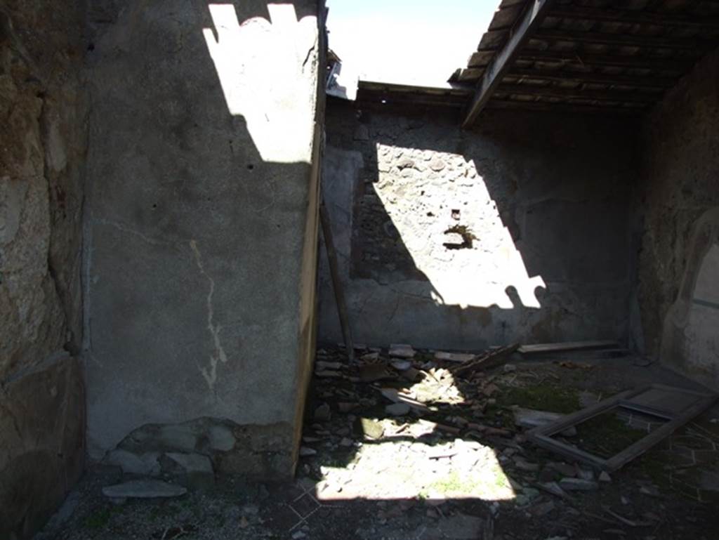 VII.15.2 Pompeii. March 2009. Apodyterium. West and north wall. Remodelling in north west corner to create a flue when the oven was installed in the granary below.
